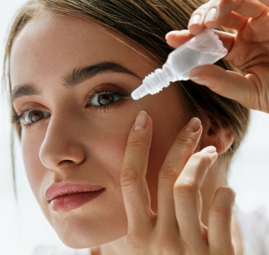 Frau mit Augentropfen.